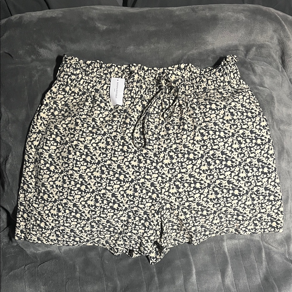 NWT! Banana Republic Black and Cream floral Shorts